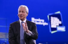 摩根大通首席执行官杰米·戴蒙:银行将在第二季度提高信贷储备