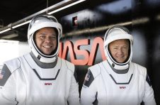 抱歉，由于天气恶劣，马斯克，SpaceX和NASA推迟了历史性宇航员的发射