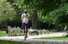 踏板车，电动自行车因疫情而受到关注