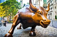 华尔街看到大规模反弹：亚马逊和苹果领先技术走高