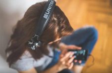 随着Spotify在整个东南欧上市，SPOT股票上涨5％