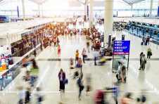 航空公司开始重视地面服务，投入了更多的地面保障服务人员