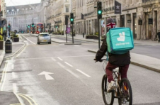 英国外卖平台Deliveroo获得竞争对手DeliveryHero的股份后，其股价大涨逾10%