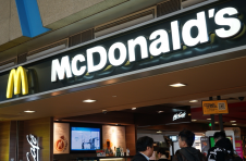 遭遇用工荒，麦当劳正在呼吁十四五岁的孩子前去打工