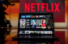 Netflix提高美国和加拿大的月度订阅价格，股价一度涨超3%