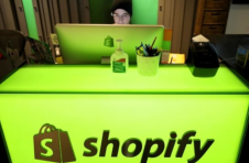 加拿大电商公司Shopify较弱的全年预期，股价暴跌17%