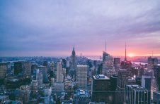 中东两大产油国放话：想继续买油？你们也得掏钱